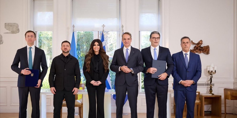 Στιγμιότυπο από την υπογραφή της συμφωνίας Ελλάδας-Ουκρανίας