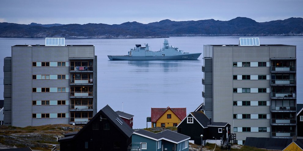 Πολεμικό πλοίο πλέει στις ακτές της Γροιλανδίας