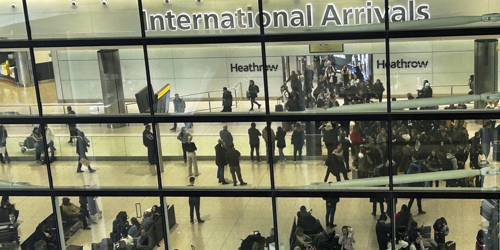 Πτήση από το Χίθροου αναγκάστηκε να αλλάξει κατεύθυνση επειδή το λάπτοπ ενός επιβάτη γλίστρησε κάτω από το κάθισμα