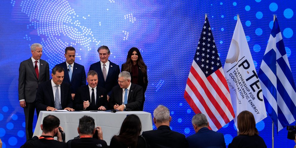 Οι εκπρόσωποι των τριών εταιρειών, ο υπουργός Ενέργειας Σταύρος Παπασταύρου, οι Αμερικανοί υπουργοί Εσωτερικών και Ενέργειας και η Κίμπερλι Γκίλφοϊλ