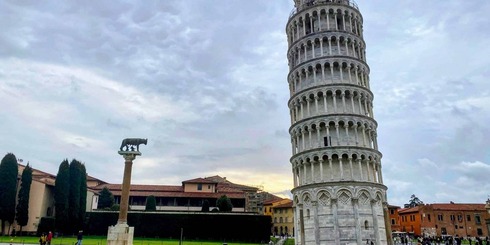 Όταν μιλάμε για κτίρια που γέρνουν, το πρώτο που έρχεται στο μυαλό όλων είναι ο διάσημος Πύργος της Πίζας / WIKIPEDIA