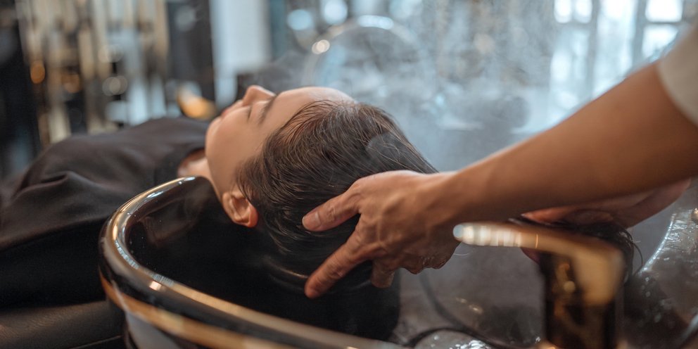 Λούσιμο στον νιπτήρα του κομμωτηρίου
