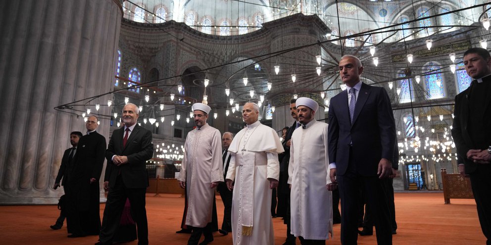 Με τις κάλτσες στο Μπλε Τζαμί ο Πάπας