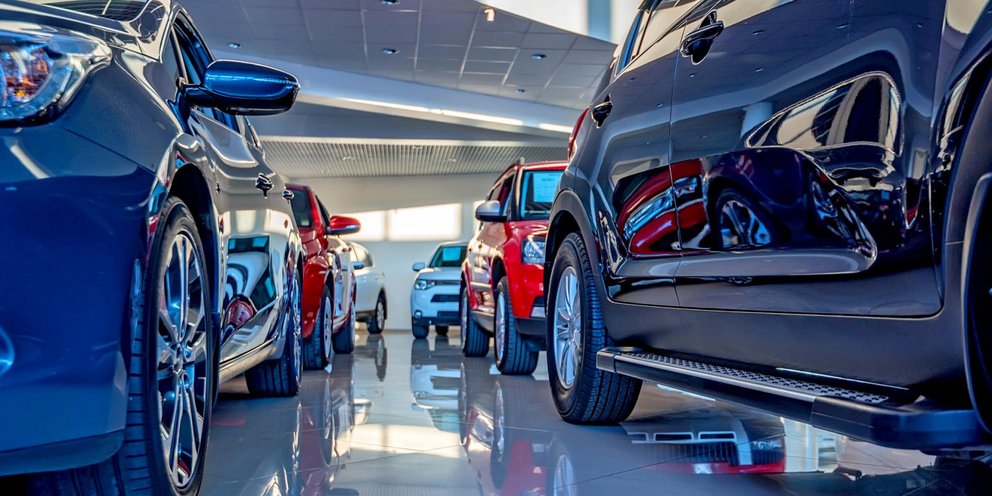 Έκθεση καινούργιων αυτοκινήτων 