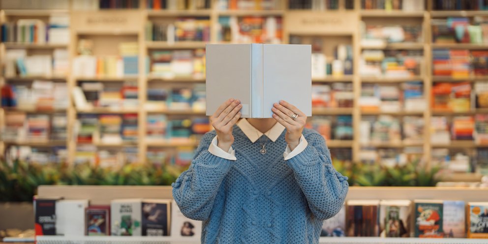 βιβλιο στο προσωπο 