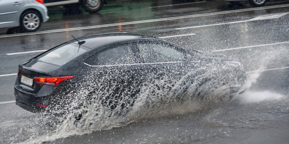 Αυτοκίνητο στη βροχή 