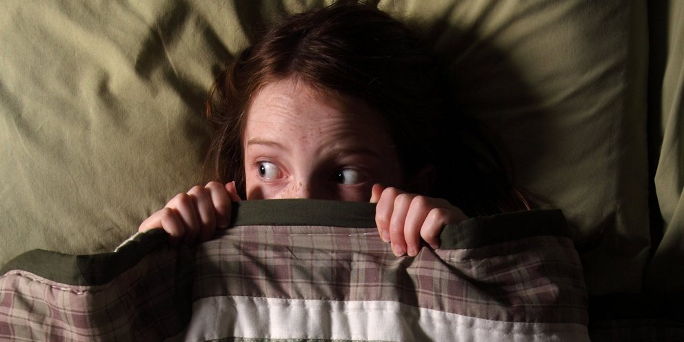 Αυτή η προσπάθεια αποφυγής, όσο λογική κι αν μοιάζει, συχνά μετατρέπει τον φόβο σε κάτι πολύ πιο επίμονο: έναν φόβο για τον φόβο / SHUTTERSTOCK