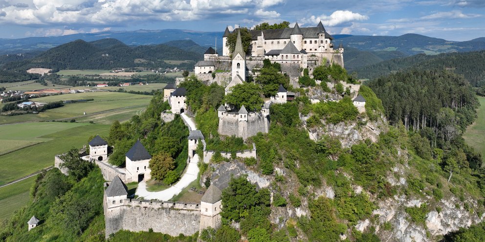 Το φρούριο θεωρείται ένα από τα πιο εντυπωσιακά και καλύτερα διατηρημένα μεσαιωνικά συγκροτήματα της Αυστρίας / ISTOCK