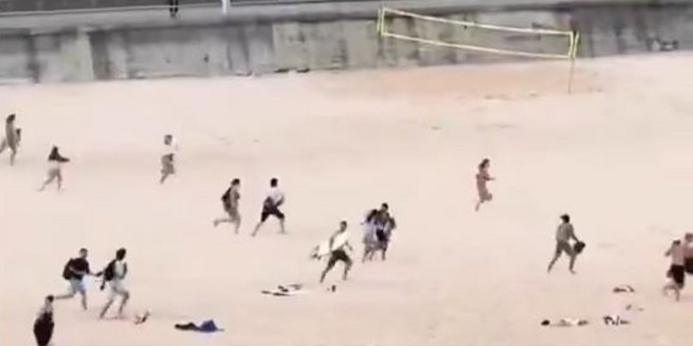 Κόσμος τρέχει πανικόβλητος στην παραλία Μποντάι δευτερόλεπτα μετά την τρομοκρατική επίθεση