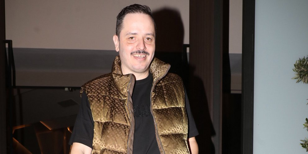 Ο Αλέξανδρος Τσουβέλας χαμογελαστός