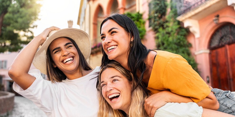 Ειδικός στη μακροζωία: «Το να έχεις τουλάχιστον 3 φίλους που νοιάζονται για εσένα σου δίνει 8 χρόνια επιπλέον ζωής»