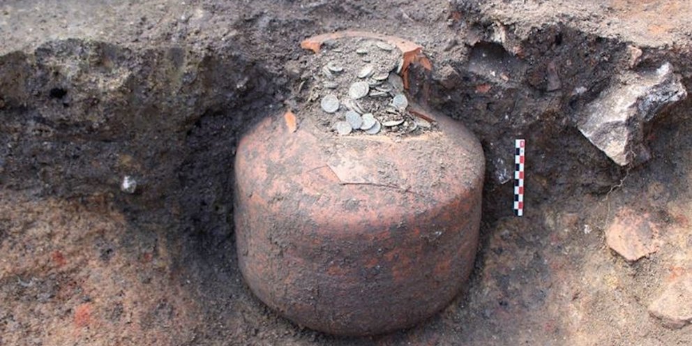 Αρχαιολόγοι στη Γαλλία ανακάλυψαν ένα «βάζο» γεμάτο ρωμαϊκά νομίσματα ηλικίας 1.800 ετών