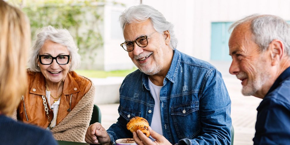 Ηλικιωμένοι τρώνε