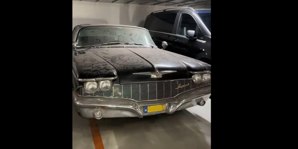 αυτοκίνητο σε εμπορικό κέντρο