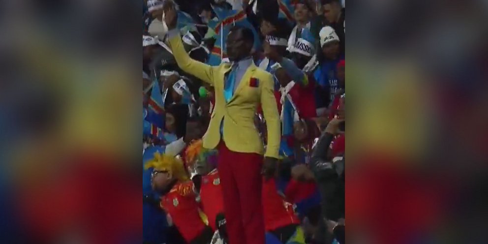 Ο φίλαθλος από το Κονγκό που παρακολουθεί ακίνητος τους αγώνες -Τι συμβολίζει η στάση του