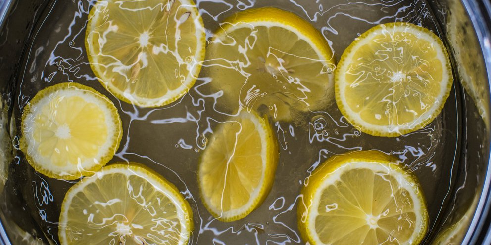 Τα τελευταία χρόνια αυτή η πρακτική επανέρχεται δυναμικά ως ένας φυσικός τρόπος αρωματισμού και «ανανέωσης» του χώρου / SHUTTERSTOCK