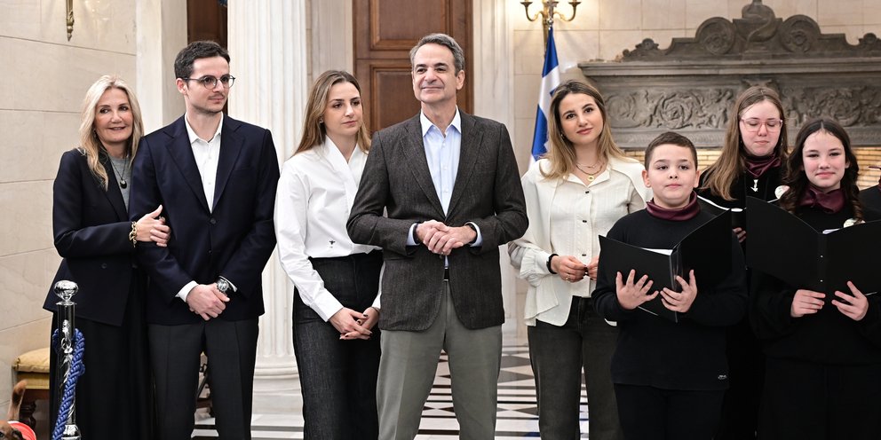 Ο πρωθυπουργός άκουσε τα κάλαντα μαζί με την οικογένειά του