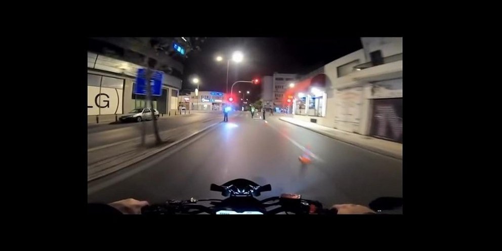 Οδηγός πέφτει πάνω σε μπλόκο της Τροχαίας και γίνεται viral.