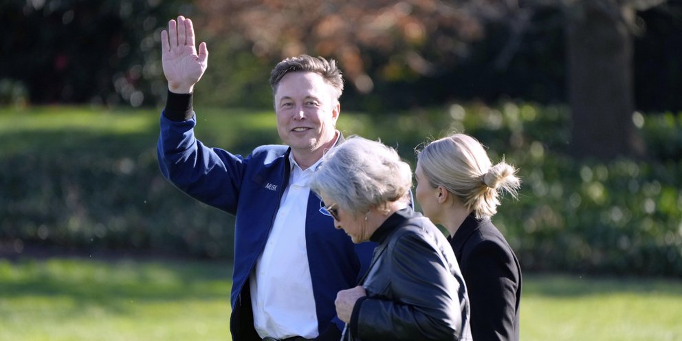 Ο Έλον Μασκ με την προσωπάρχη του Λευκού Οίκου, Σούζι Γουάιλς στον Λευκό Οίκο, τον Μάρτιο του 2025