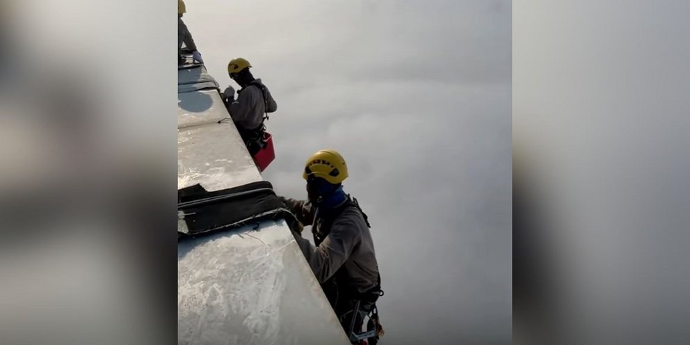 Εργάτες καθαρίζουν το ψηλότερο κτίριο του κόσμου στο Ντουμπάι από τα 828 μέτρα