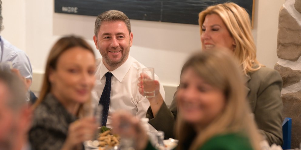 Οι βουλευτές του ΠΑΣΟΚ σε ψαροταβέρνα στην Κασαριανή μετά την σύγκρουση για τον προϋπολογισμό