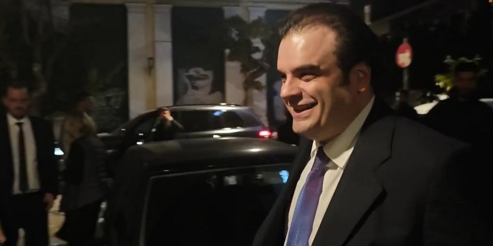 Στον «Καραβίτη» ο Κ. Πιερρακάκης με το οικονομικό επιτελείο, μετά την ψήφιση του προϋπολογισμού