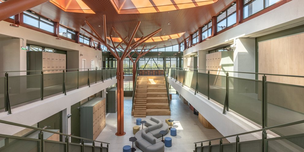 εσωτερική αυλή σχολείο Θεσσαλονίκη PINEWOOD 