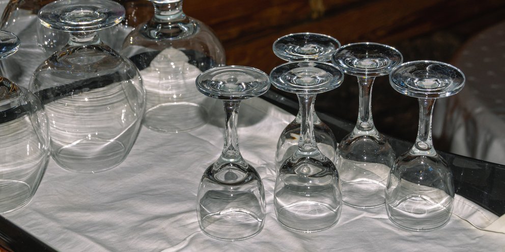 Ποτήρια στεγνώνουν πάνω σε πετσέτα