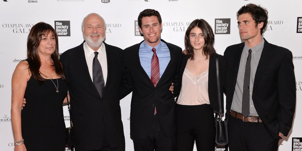 Ο Νικ Ράινερ (στη μέση) είναι ο βασικός ύποπτος για τη δολοφονία των γονιών του, Ρομπ Ράινερ και Μισέλ Σίνγκερ (αριστερά). Δεξιότερα τα αδέλφια του Ρόμι και Τζέικ