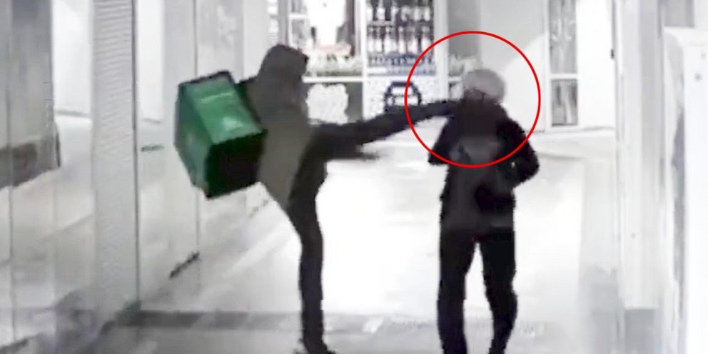 Καρέ-καρέ η επίθεση στην ηλικιωμένη γυναίκα