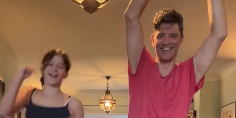 Ο Σάκης Ρουβάς ευχήθηκε «καλά Χριστούγεννα» χορεύοντας με την κόρη του Αριάδνη 