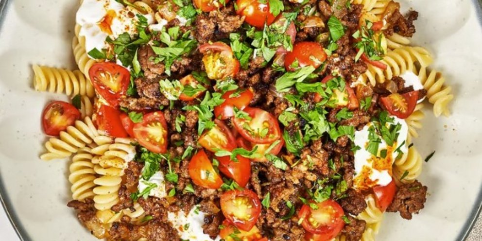  Fusilli με κιμά, γιαούρτι, λιωμένο βούτυρο και ντομάτα. Μεσογειακή comfort απλότητα, χορταστική, με ένταση χωρίς να κουράζει. Μισή ώρα, κανένας συμβιβασμός / TIKTOK