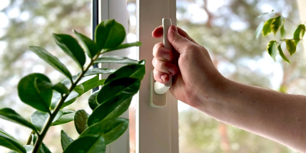 Ανοιχτό παράθυρο σε σπίτι