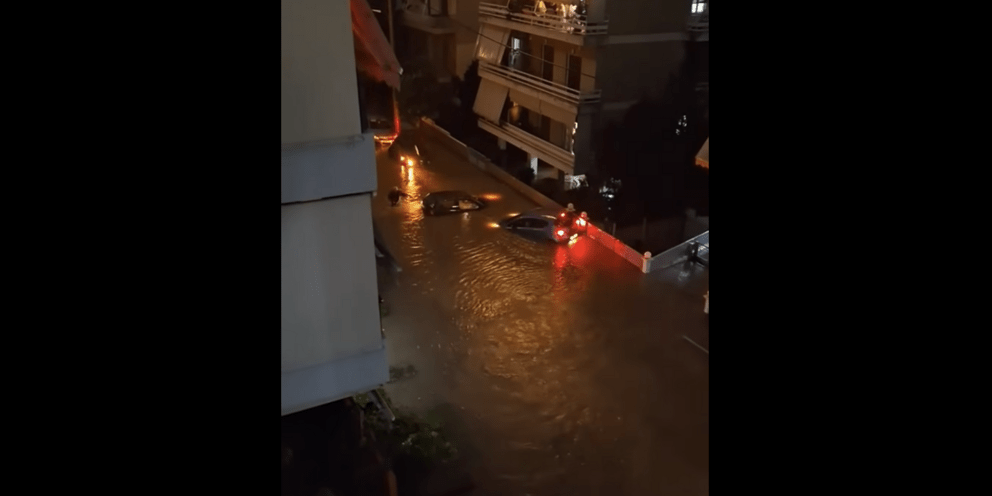 Κακοκαιρία Byron, αυτοκίνητα επιπλέουν στο νερό στον Αλιμο