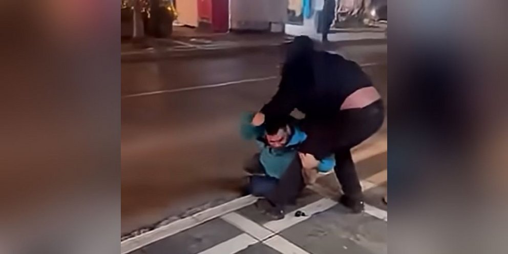 Στιγμιότυπο από τη βίαιη επίθεση που δέχθηκε ο Youtuber Teosty στα Γιάννενα