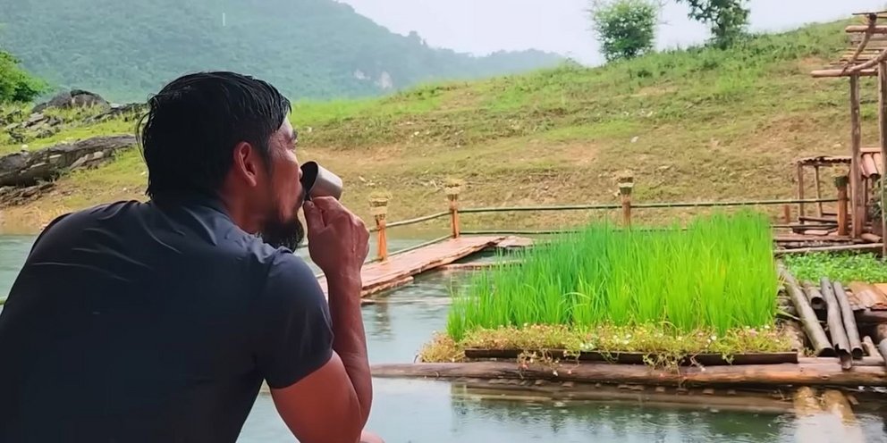 Εχτισε μόνος του ένα αυτάρκες πλωτό χωριό, ζει απομονωμένος και διατηρεί τα πάντα σε λειτουργία 