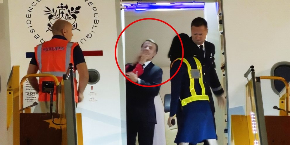 Η κίνηση της Μπριζίτ στον Μακρόν λίγο πριν κατέβουν από το αεροπλάνο, στο Βιετνάμ