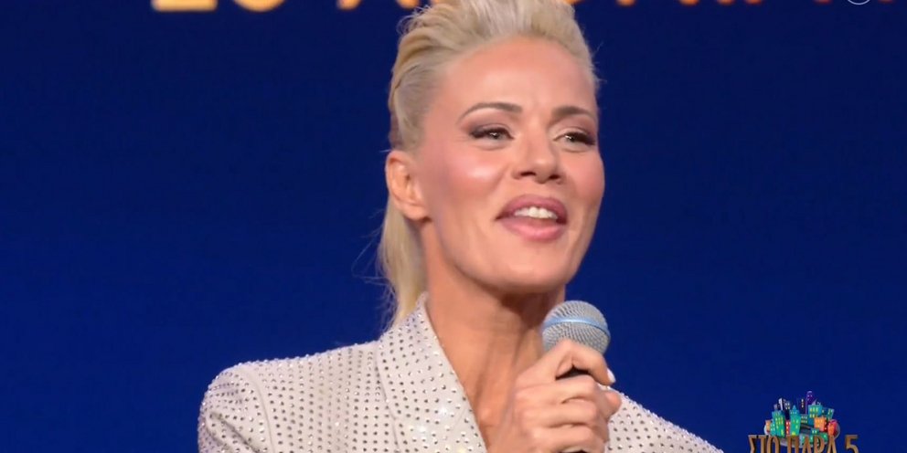 Η Ζέτα Μακρυπούλια ξαναφόρεσε τα παλιά και αγαπημένα παπούτσια της Αμαλίας στο reunion του «Παρά Πέντε»