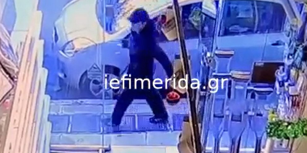 Η 16χρονη Λόρα έξω από φαρμακείο στου Ζωγράφου 