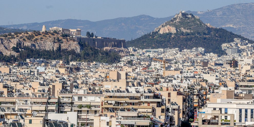 Ακίνητα στην Αθήνα, με φόντο την Ακρόπολη και τον Λυκαβηττό