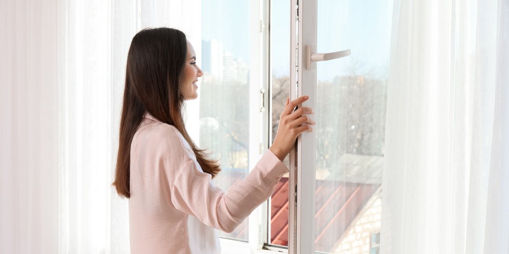 Γιατί πρέπει να ανοίγουμε το παράθυρο του υπνοδωματίου το πρωί