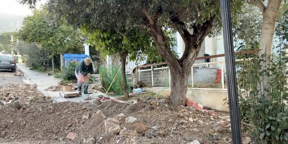 Άνω Γλυφάδα: Δύο ημέρες μετά τις πλημμύρες οι κάτοικοι ακόμα μαζεύουν πέτρες, λάσπες και νερά