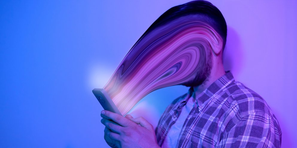 Γραφιστική απεικόνιση χρήστη που έχει εντελώς απορροηφηθεί από το διαδικτυακό περιεχόμενο που καταναλώνει