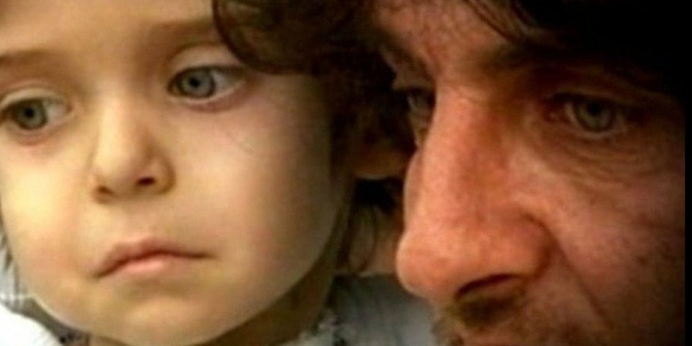 Ο μικρός Παναγιώτης Βασιλέλλης με τον πατέρα του 