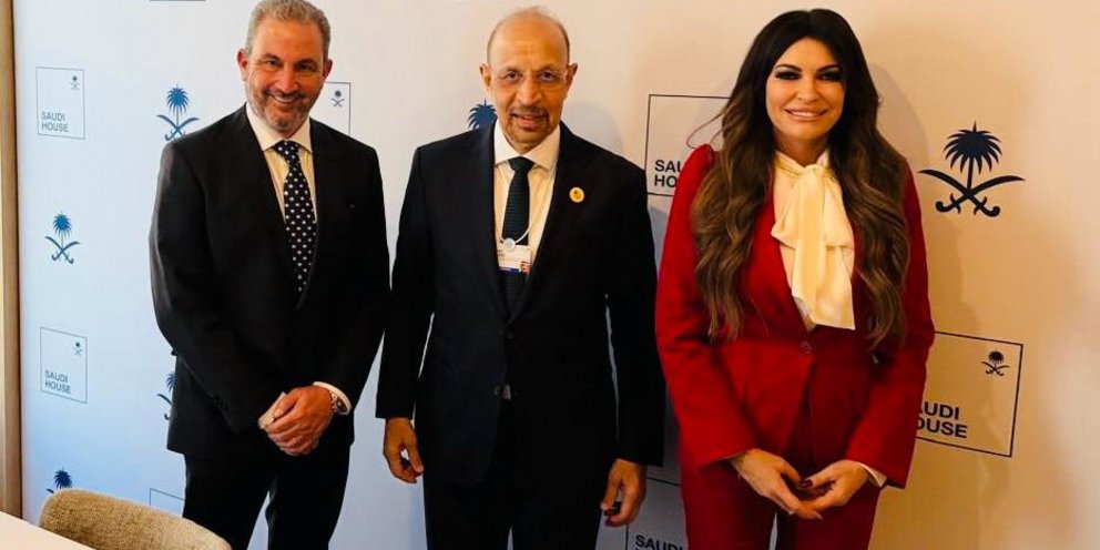 Ο Αλέξανδρος Εξάρχου με τον υπουργό Επενδύσεων της Σαουδικής Αραβίας, Khalid A. Al-Falih, και η πρέσβης των ΗΠΑ στην Ελλάδα, Kimberly Guilfoyle