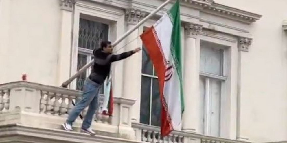 Διαδηλωτής στο Λονδίνο έγινε viral σκαρφαλώνοντας στην πρεσβεία του Ιράν