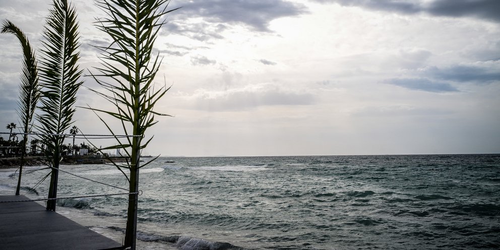 Κακοκαιρία στην παραλία του Φλοίσβου, στην Αττική