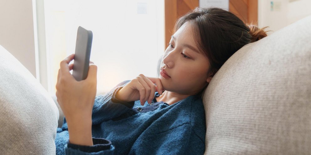 Νεαρή Κινέζα με κινητό