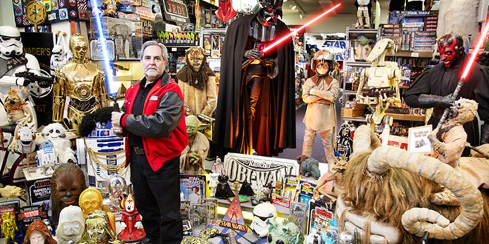 Για σχεδόν μισό αιώνα, το σύμπαν του Star Wars έχει γεννήσει αντικείμενα που ξεπερνούν τη σφαίρα της ποπ κουλτούρας και μετατρέπονται σε συλλεκτικά ιερά κειμήλια / SHUTTERSTOCK