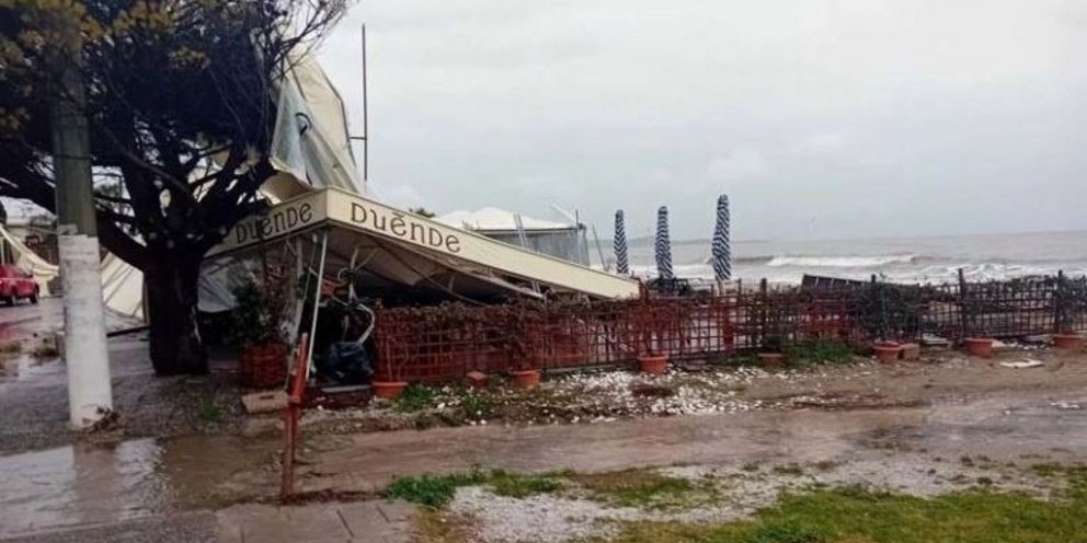 Ανεμοστρόβιλος έπληξε κατάστημα στον Μαραθώνα